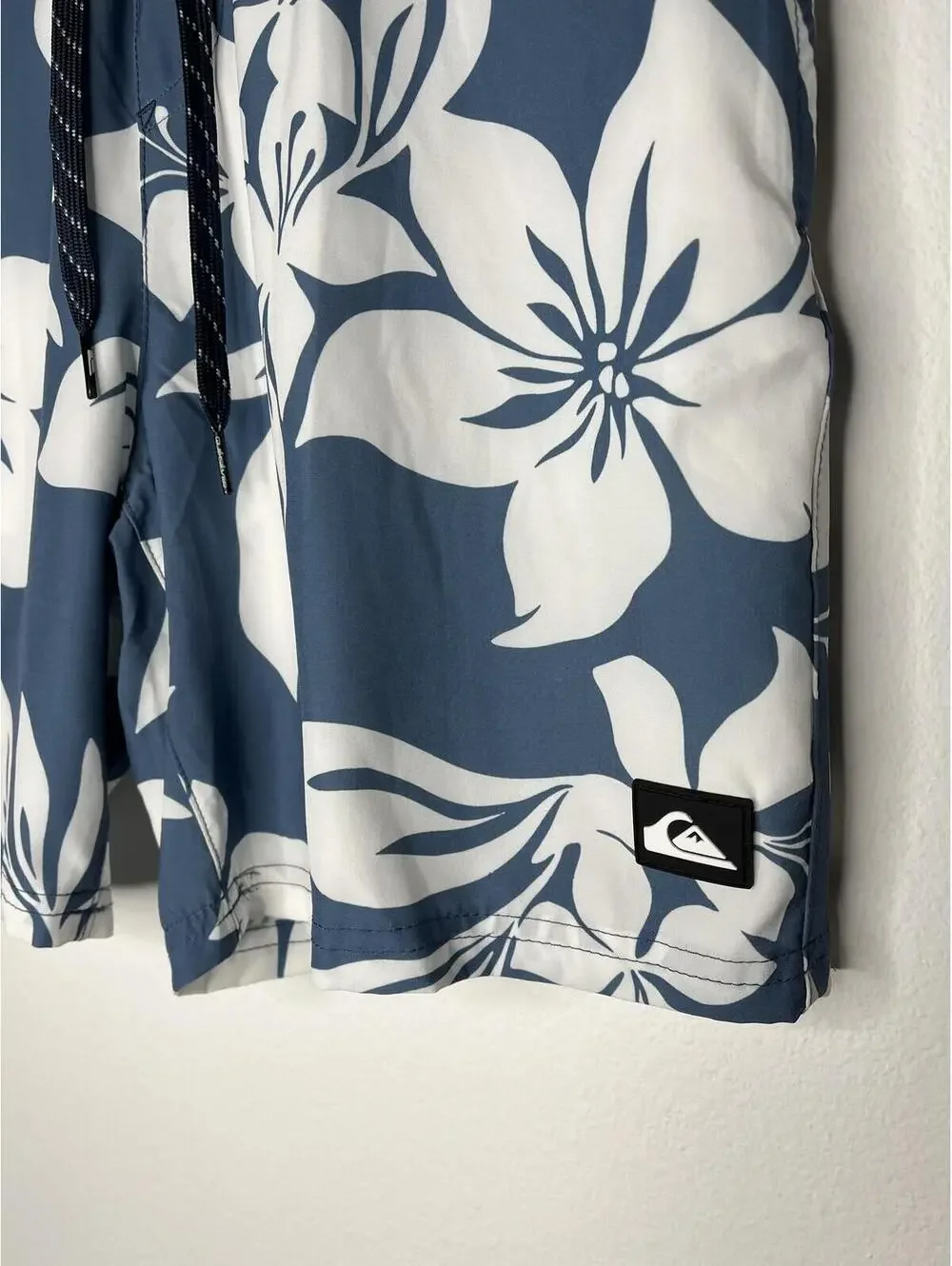 NWOT Quiksilver Men's Blue/White Swim Trunks Size Small
